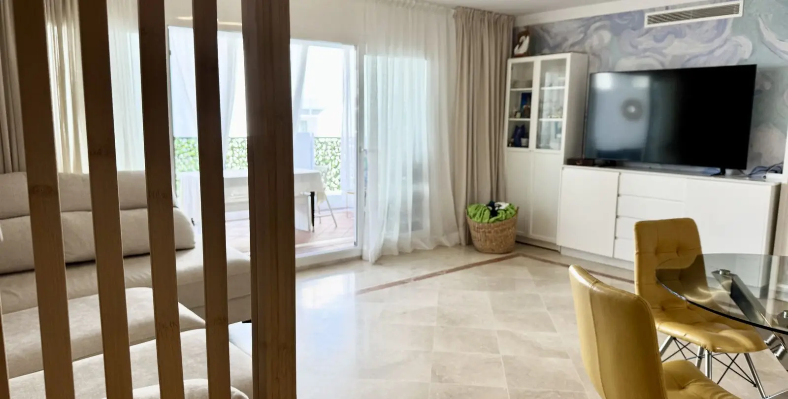 Sale of middle floor apartment in Benahavís 15