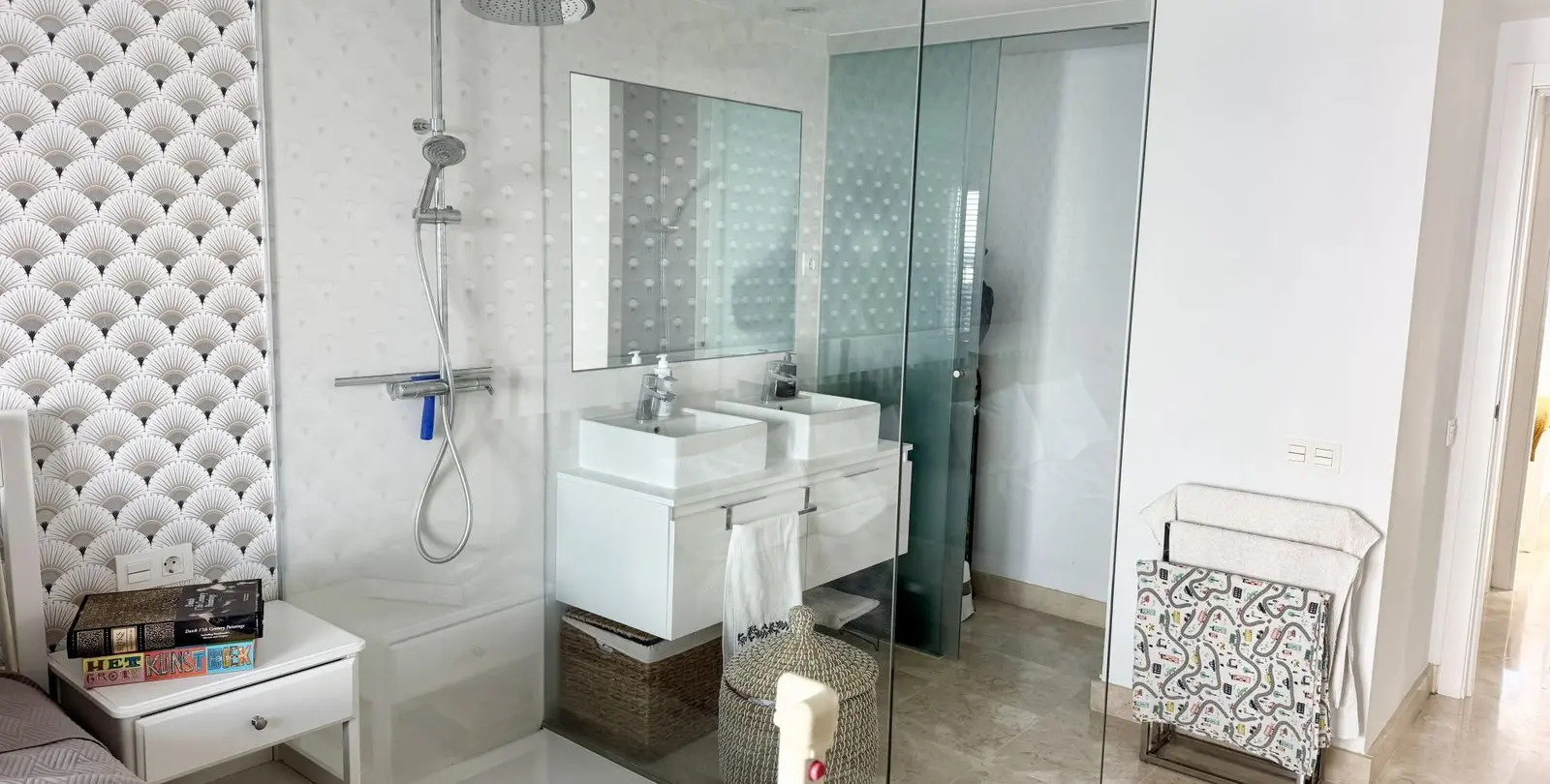Sale of middle floor apartment in Benahavís 19