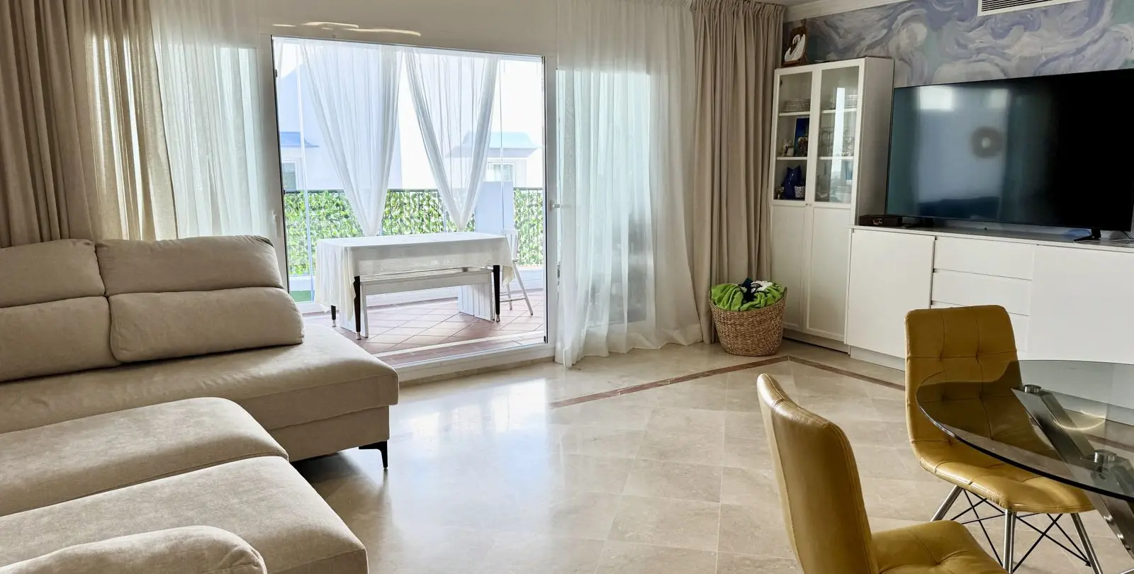 Sale of middle floor apartment in Benahavís 24