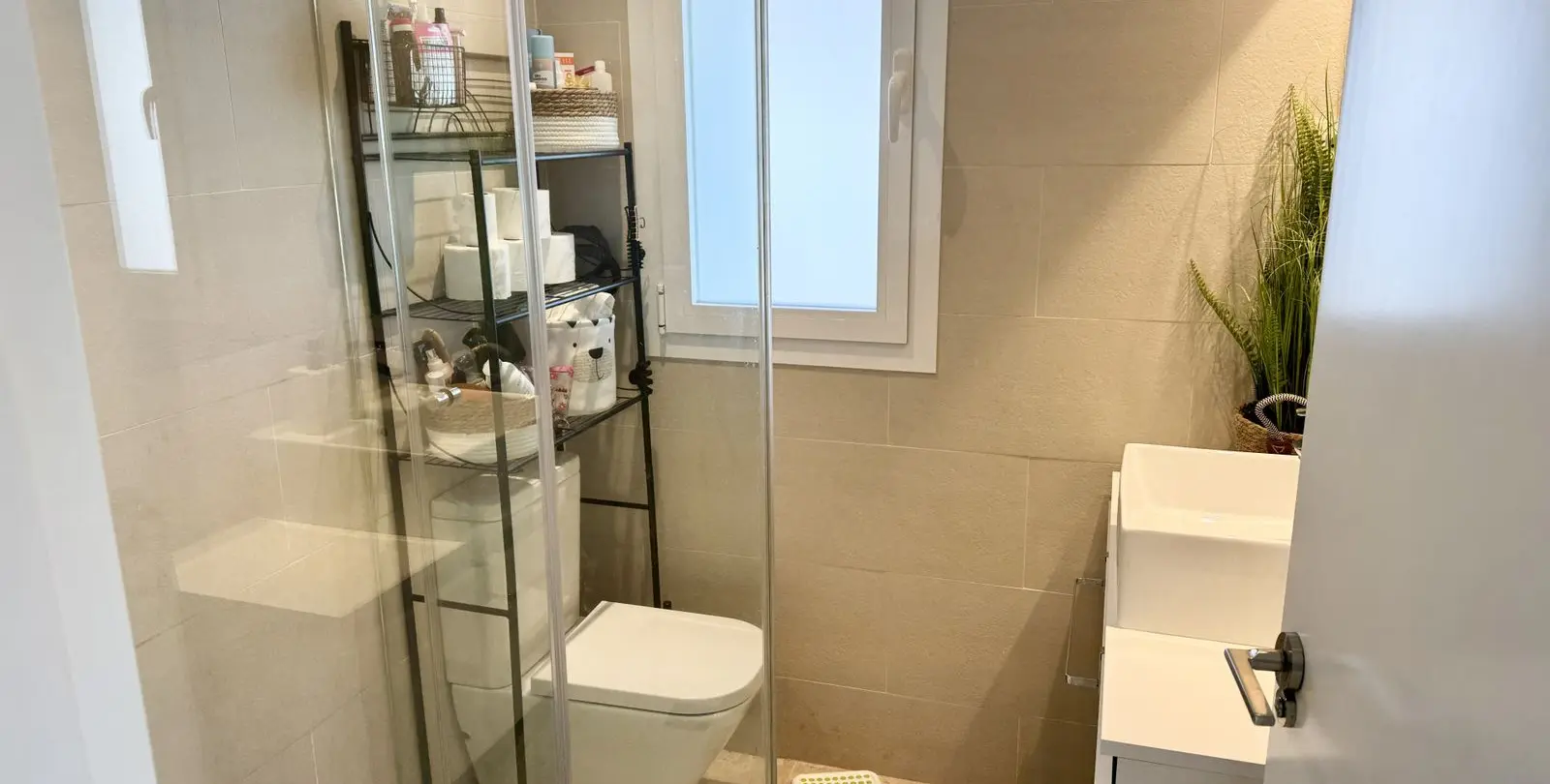 Sale of middle floor apartment in Benahavís 25