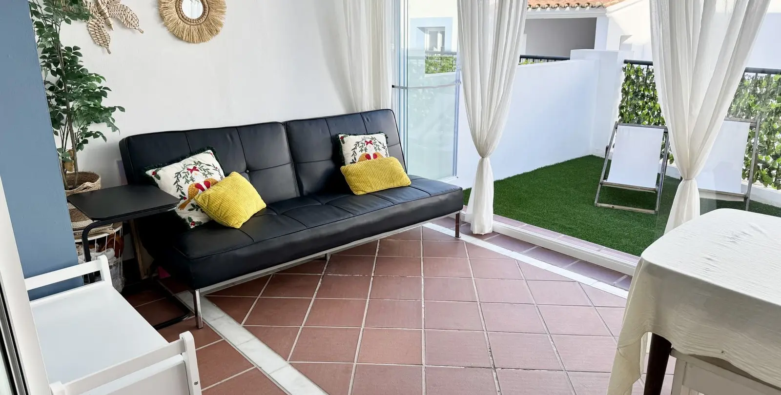 Sale of middle floor apartment in Benahavís 29