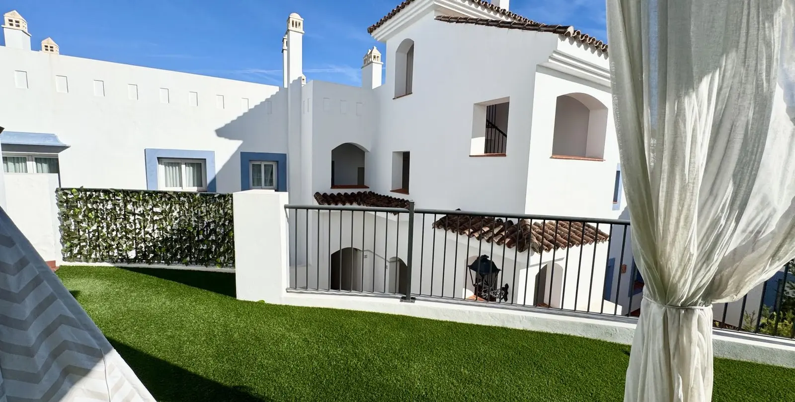 Sale of middle floor apartment in Benahavís 31