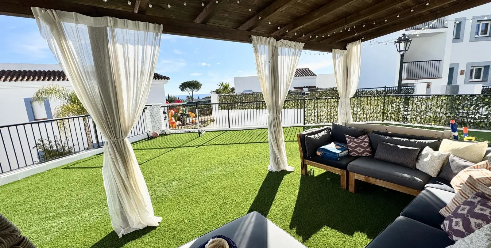 Sale of middle floor apartment in Benahavís 32
