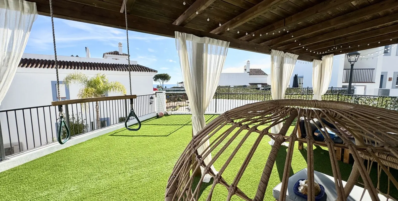 Sale of middle floor apartment in Benahavís 33