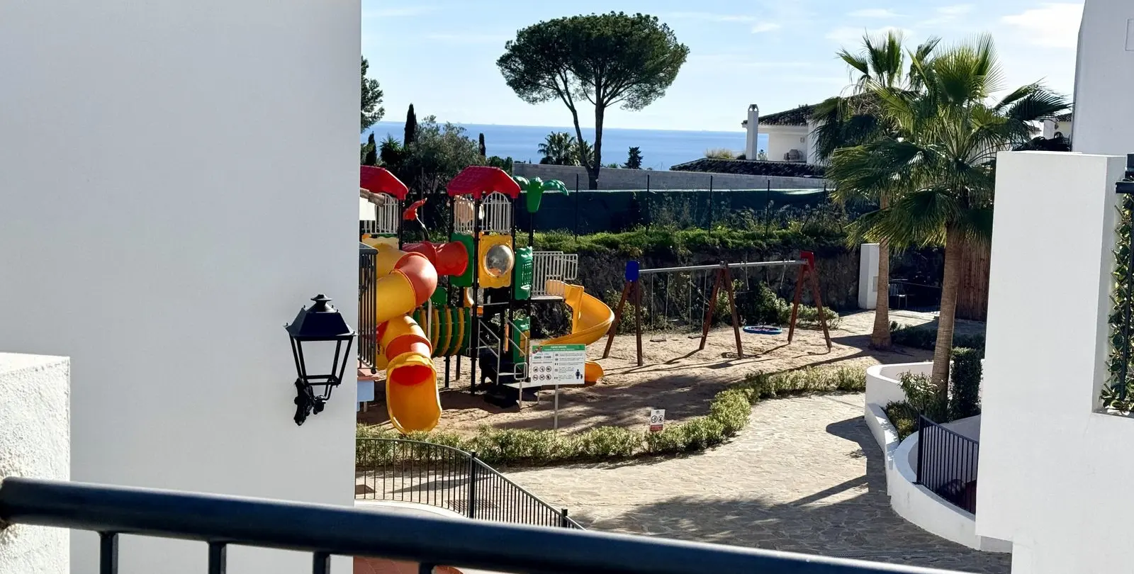 Sale of middle floor apartment in Benahavís 35