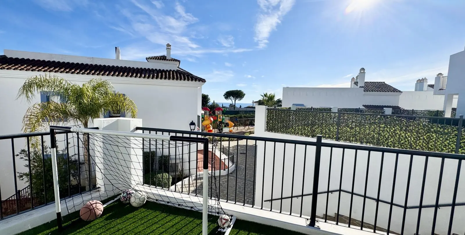 Sale of middle floor apartment in Benahavís 36