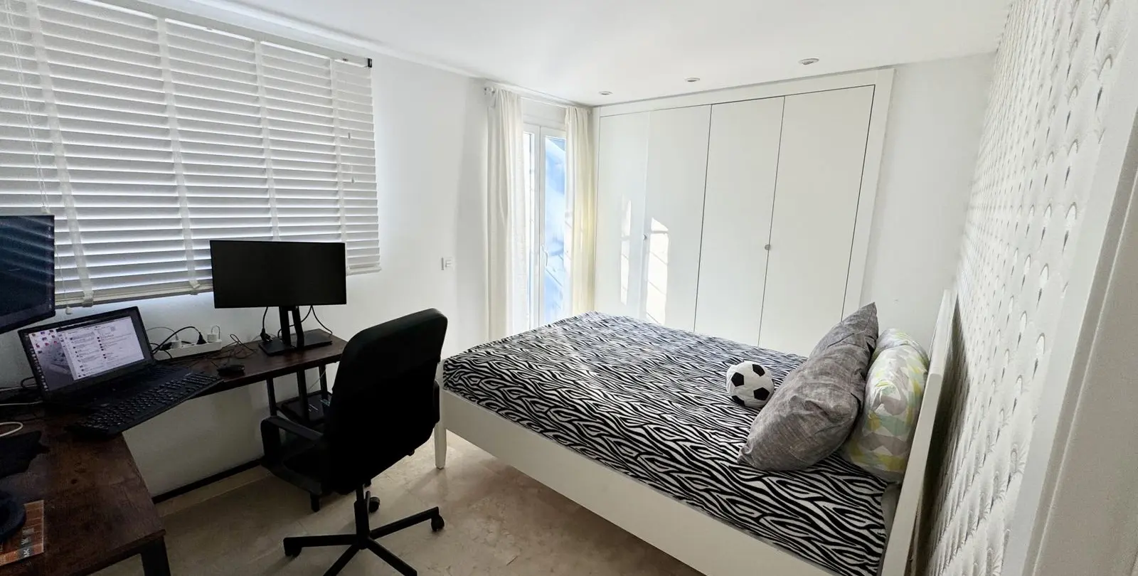 Sale of middle floor apartment in Benahavís 44