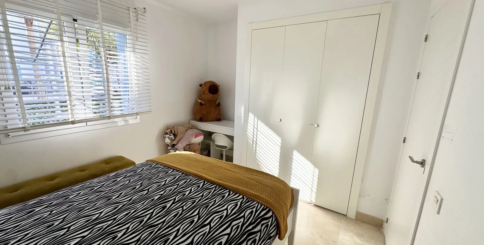 Sale of middle floor apartment in Benahavís 45