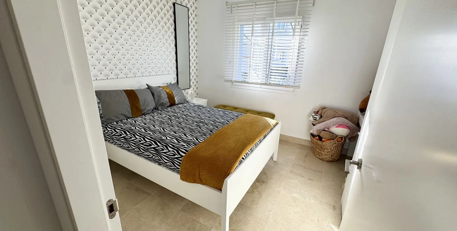 Sale of middle floor apartment in Benahavís 47