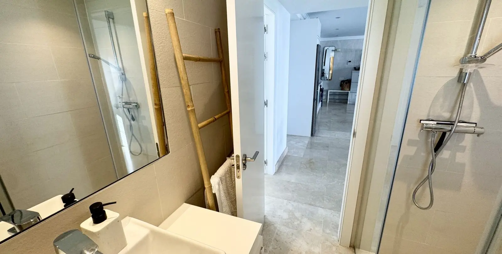 Sale of middle floor apartment in Benahavís 50