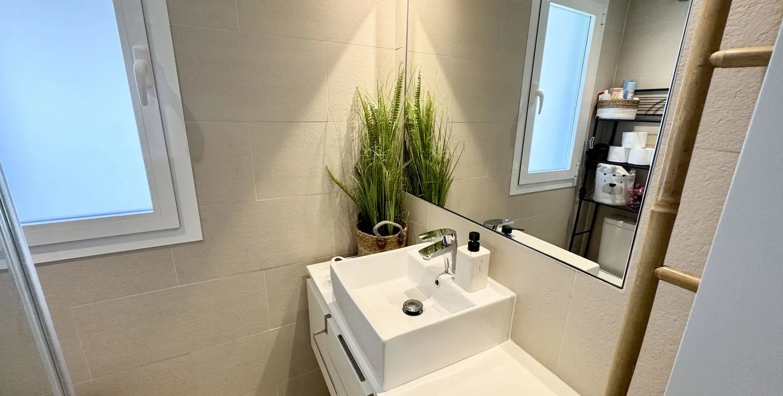 Sale of middle floor apartment in Benahavís 52