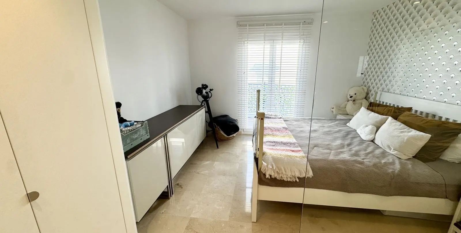 Sale of middle floor apartment in Benahavís 53