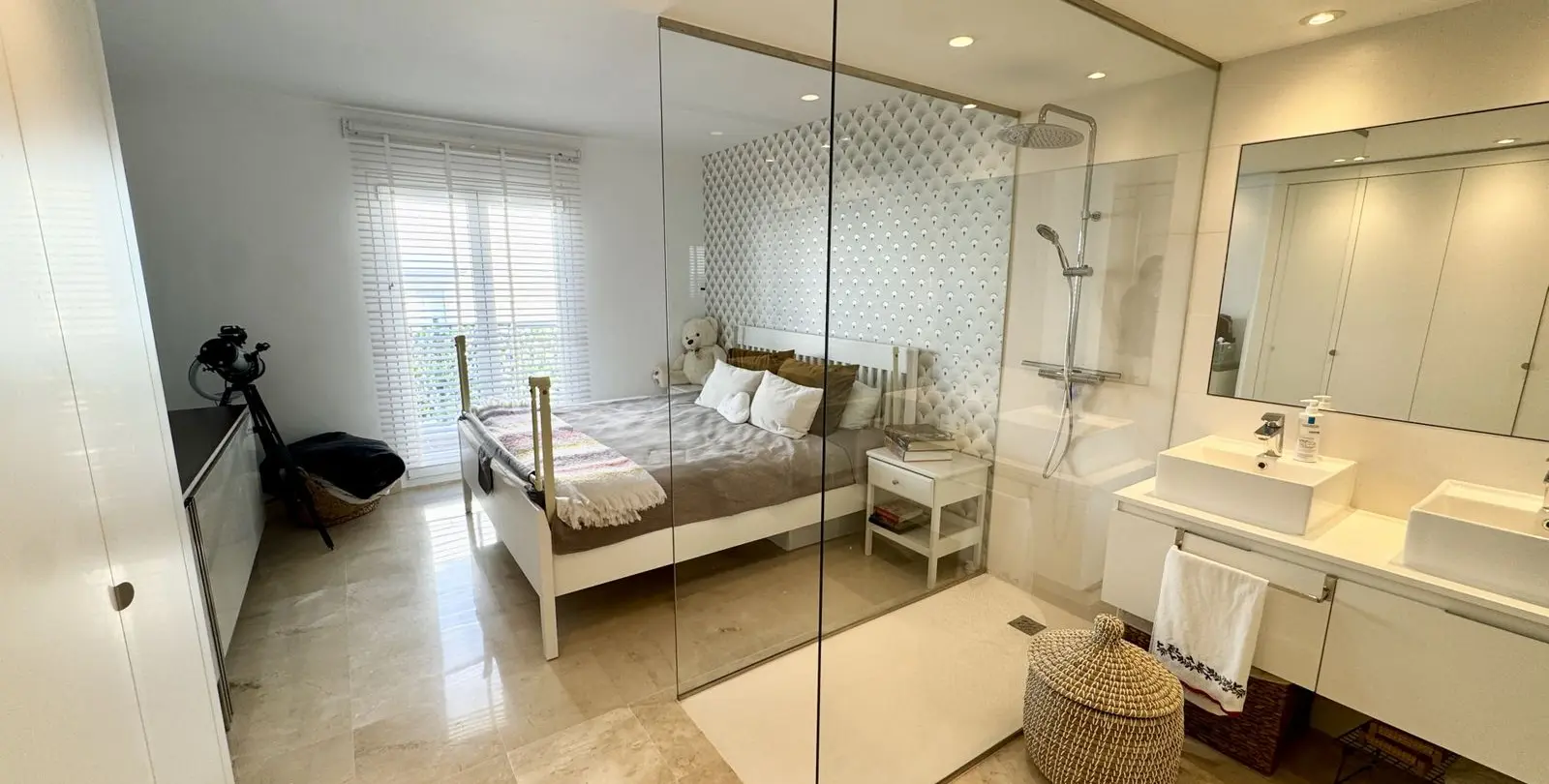Sale of middle floor apartment in Benahavís 56