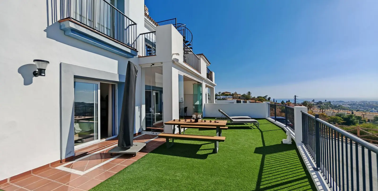 Sale of ground floor apartment in Benahavís 1