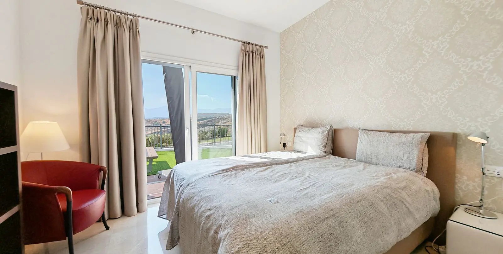 Sale of ground floor apartment in Benahavís 10
