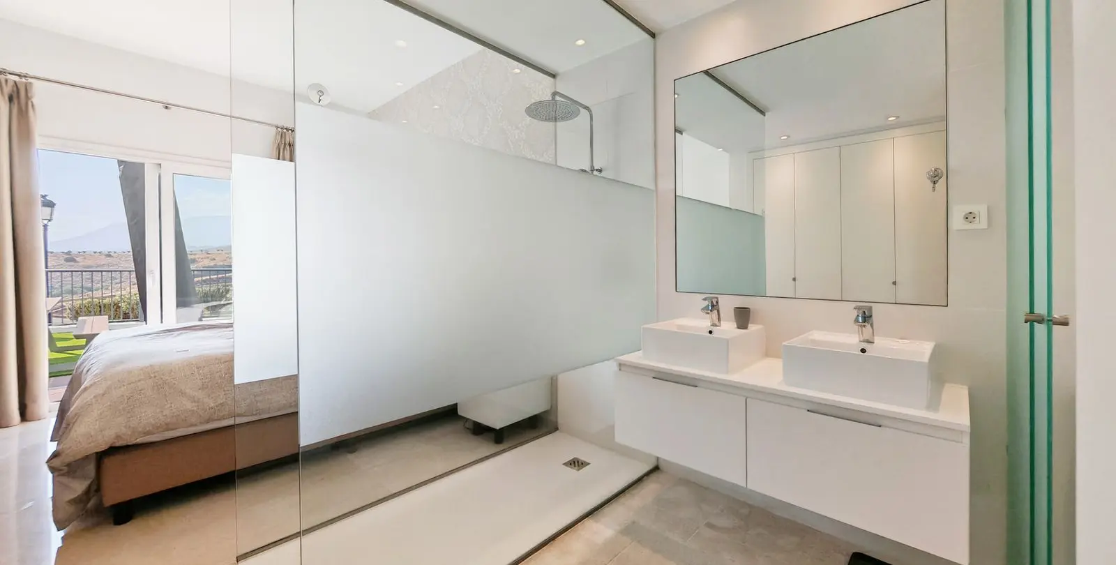 Sale of ground floor apartment in Benahavís 12
