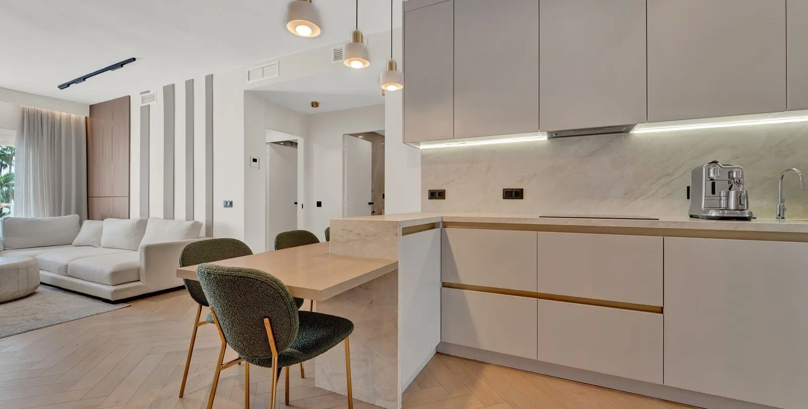 Venta de apartamento en planta media en Cancelada 5
