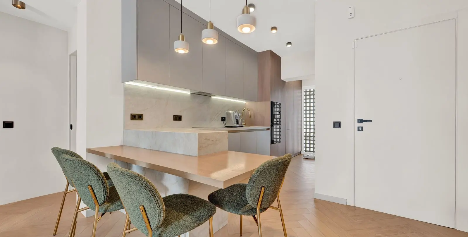 Venta de apartamento en planta media en Cancelada 6