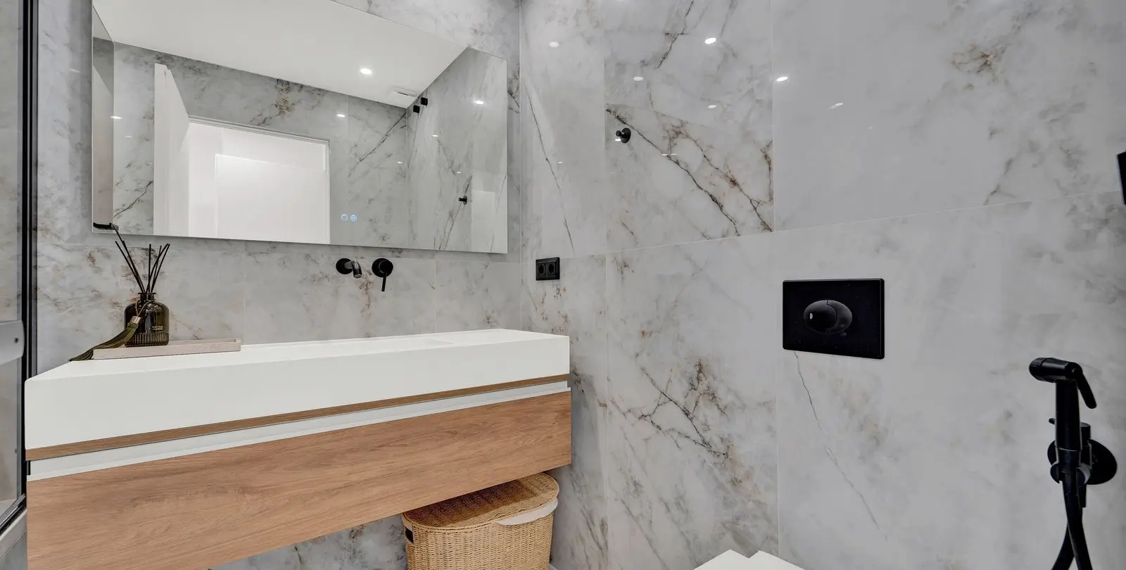 Venta de apartamento en planta media en Cancelada 11