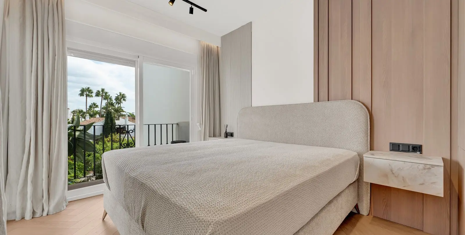 Venta de apartamento en planta media en Cancelada 12