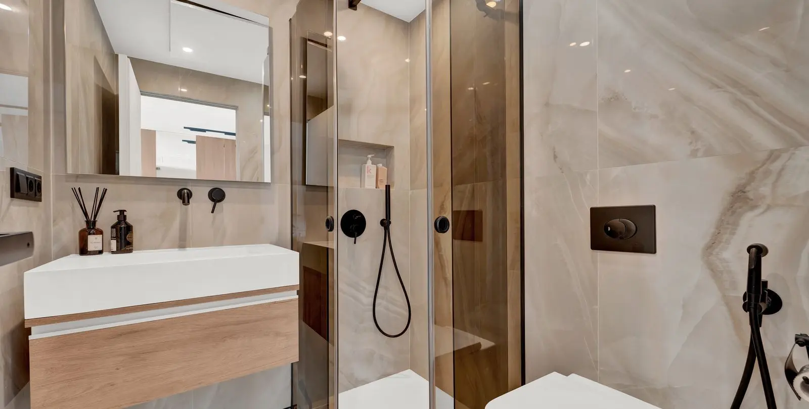 Venta de apartamento en planta media en Cancelada 14