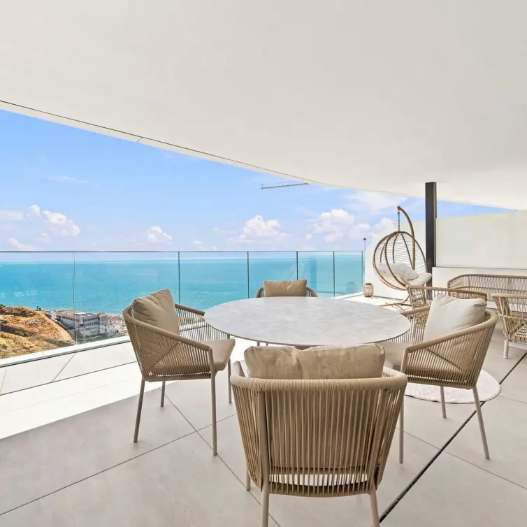 Sale of middle floor apartment in Fuengirola
