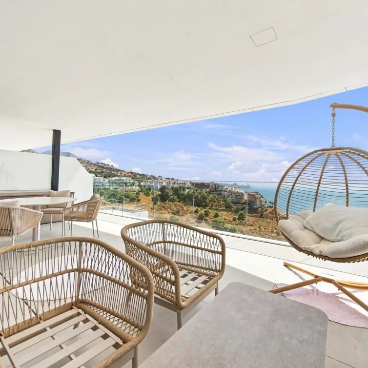 Sale of middle floor apartment in Fuengirola