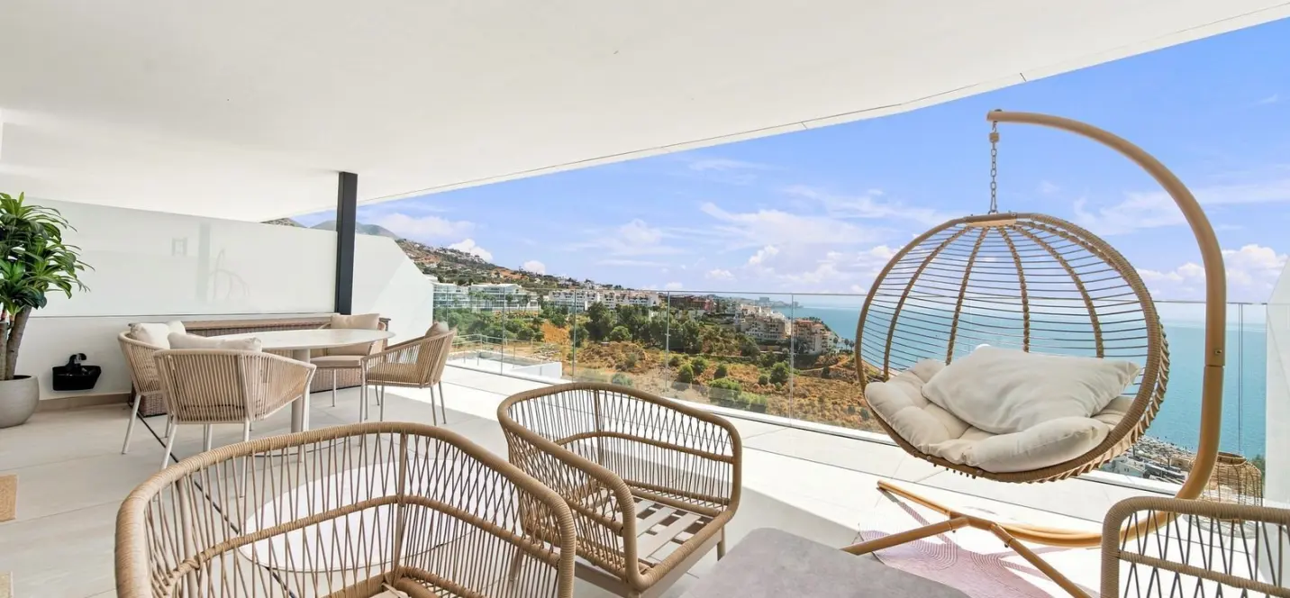 Sale of middle floor apartment in Fuengirola 1
