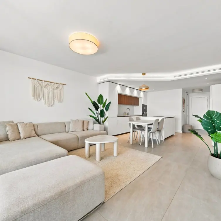Sale of middle floor apartment in Fuengirola