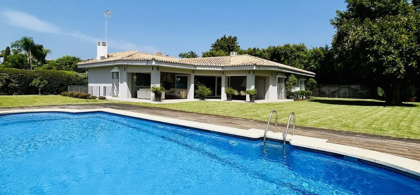Sale of detached villa in Guadalmina Baja 0