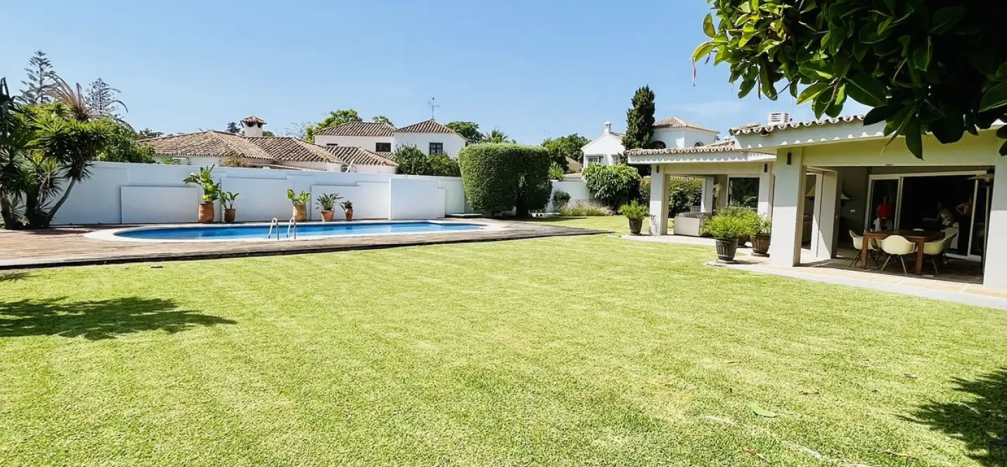 Sale of detached villa in Guadalmina Baja 1