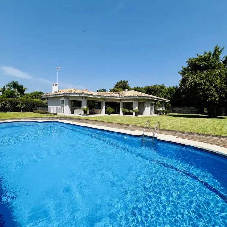 Venta de villa independiente en Guadalmina Baja