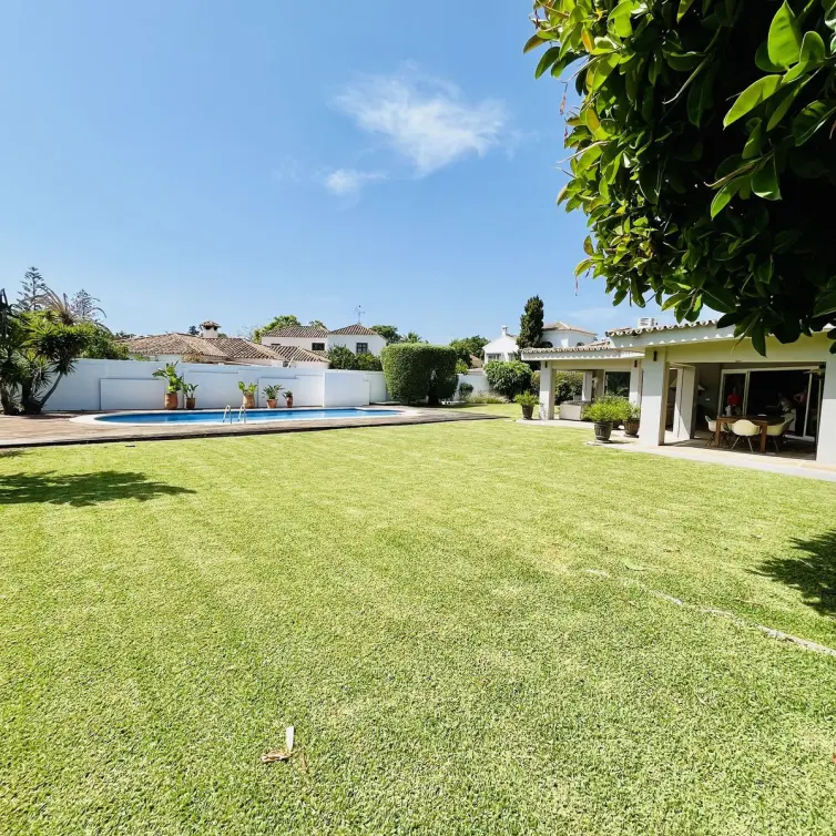 Venta de villa independiente en Guadalmina Baja