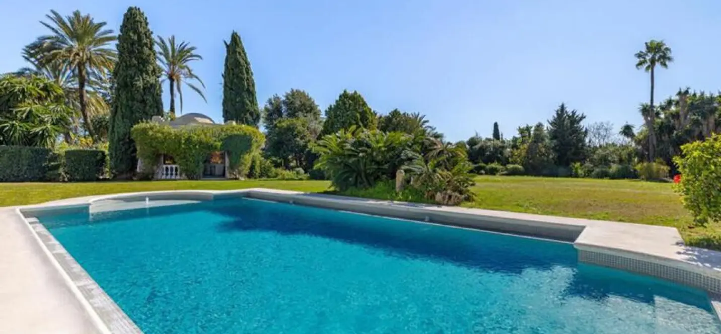 Long-term rent of detached villa in Estepona 3