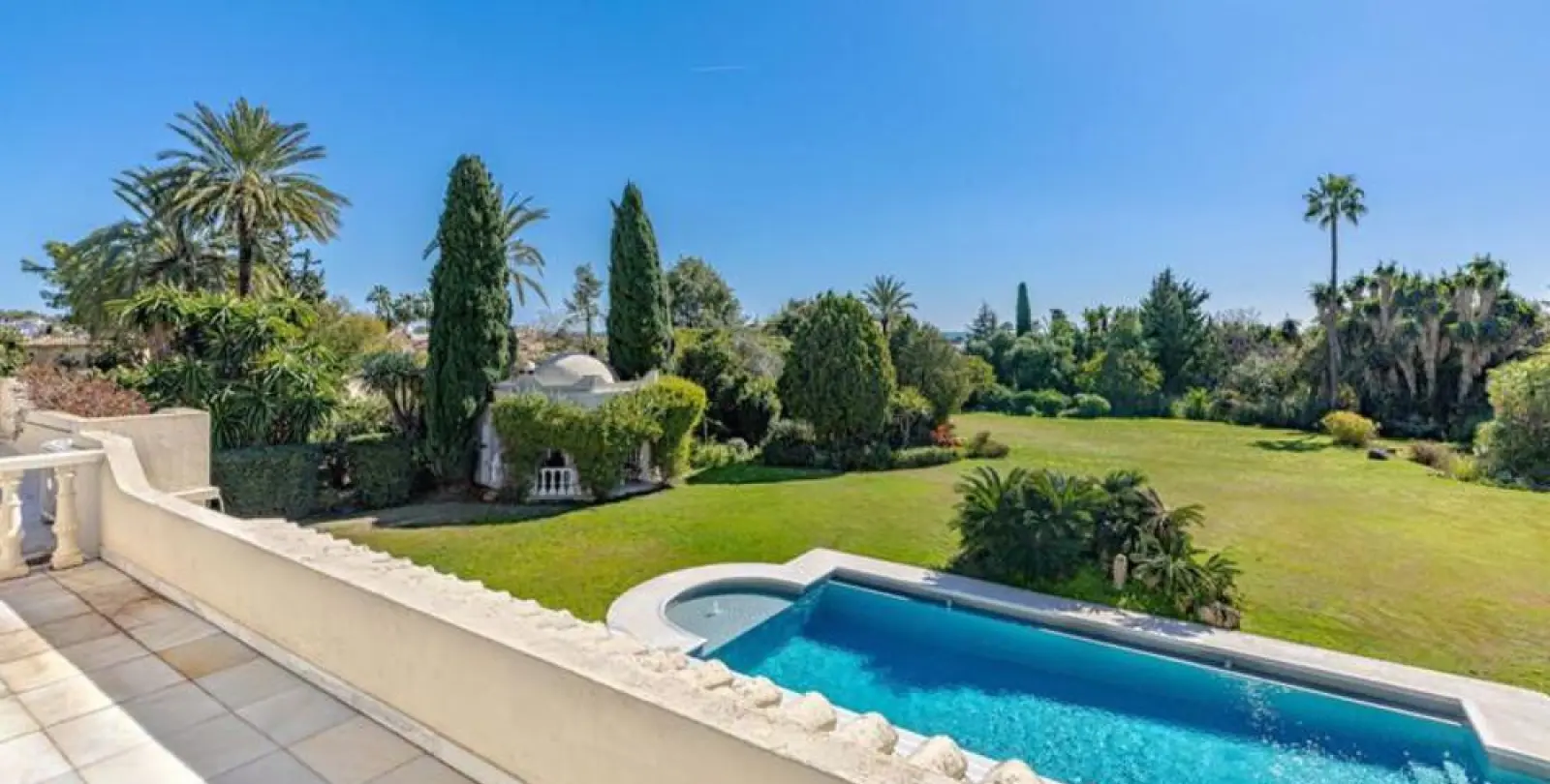 Long-term rent of detached villa in Estepona 15