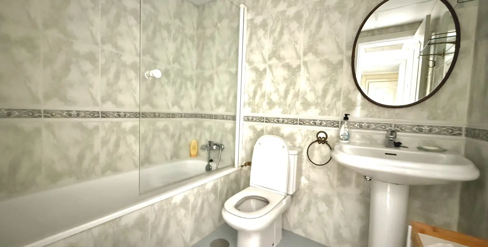 Sale of middle floor apartment in Puerto Banús 6