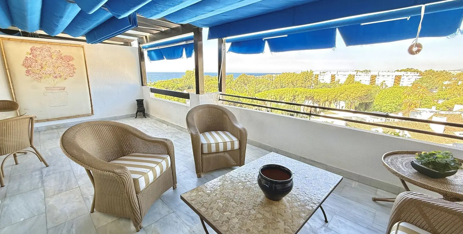 Sale of middle floor apartment in Puerto Banús 9
