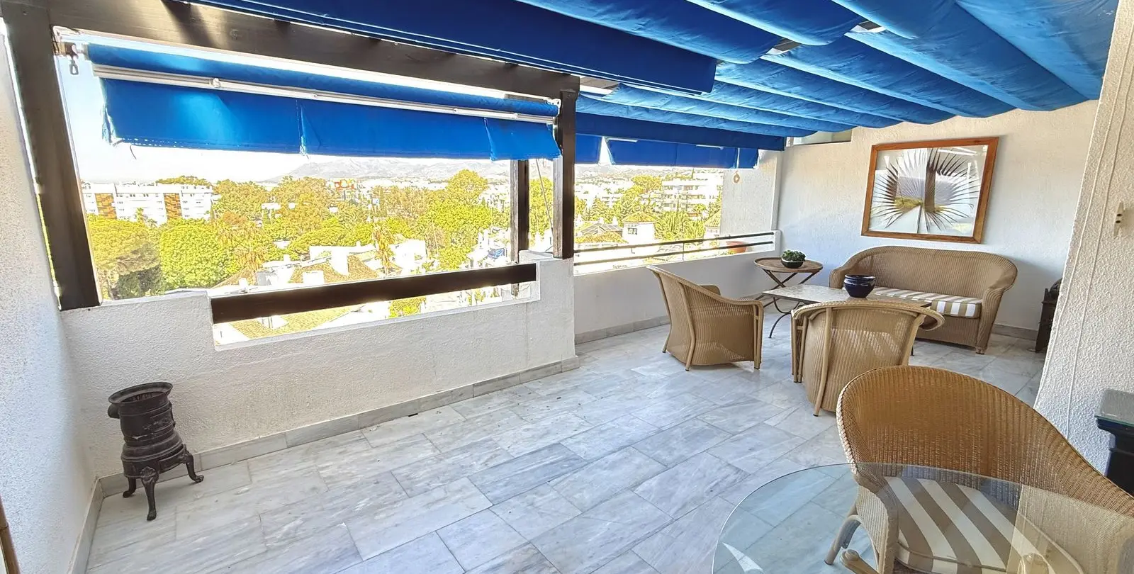 Sale of middle floor apartment in Puerto Banús 10