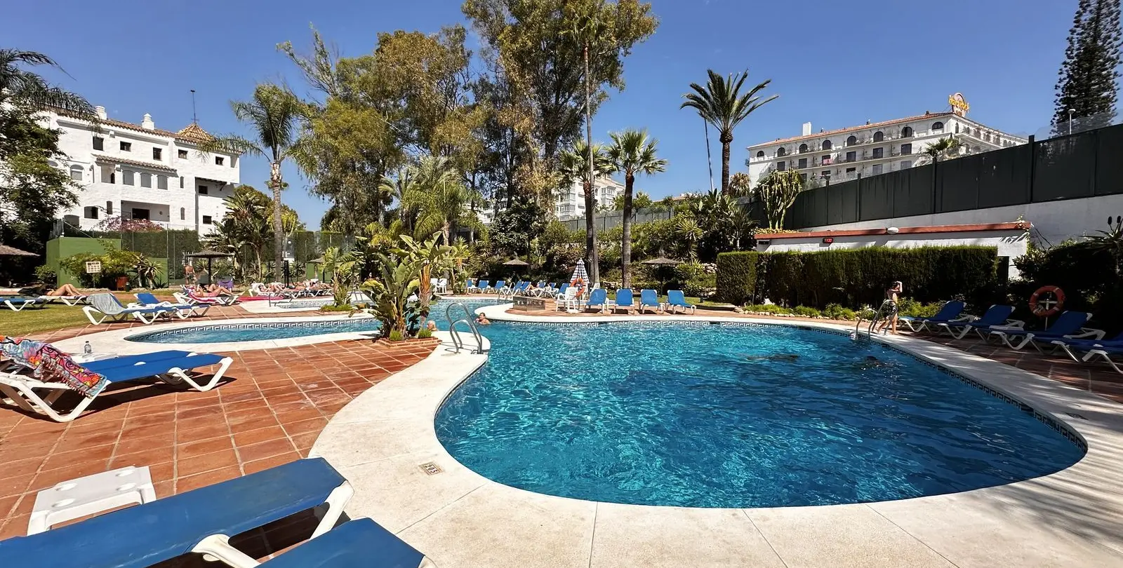 Sale of middle floor apartment in Puerto Banús 12