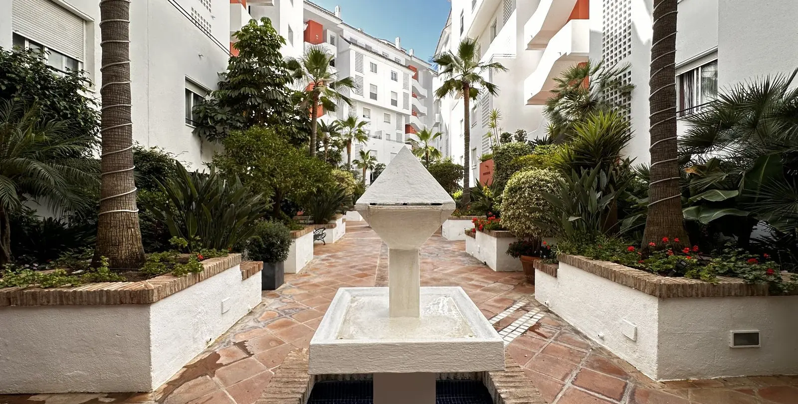 Sale of middle floor apartment in Puerto Banús 14