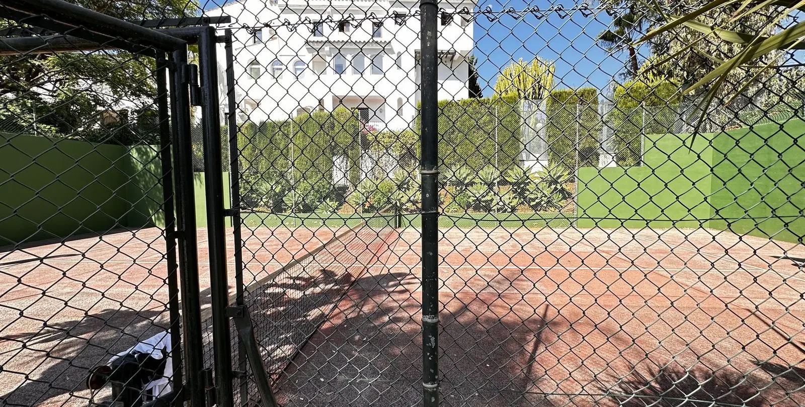 Sale of middle floor apartment in Puerto Banús 15