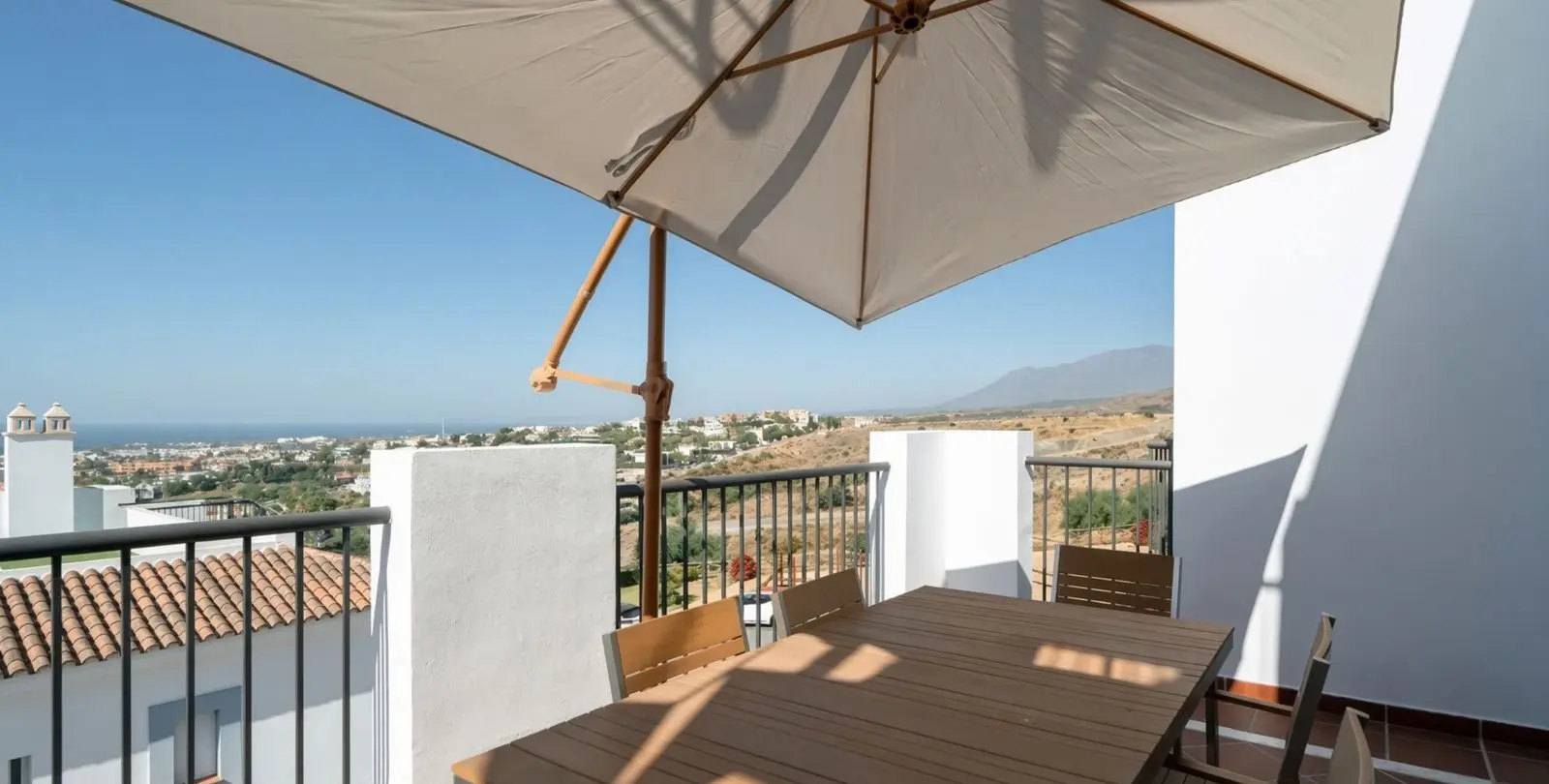 Sale of penthouse in El Paraiso 4
