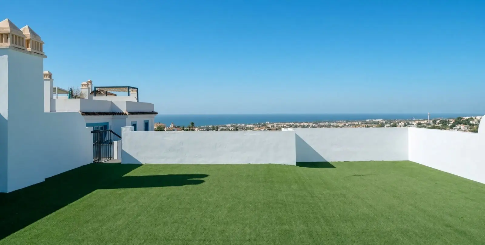 Sale of penthouse in El Paraiso 11