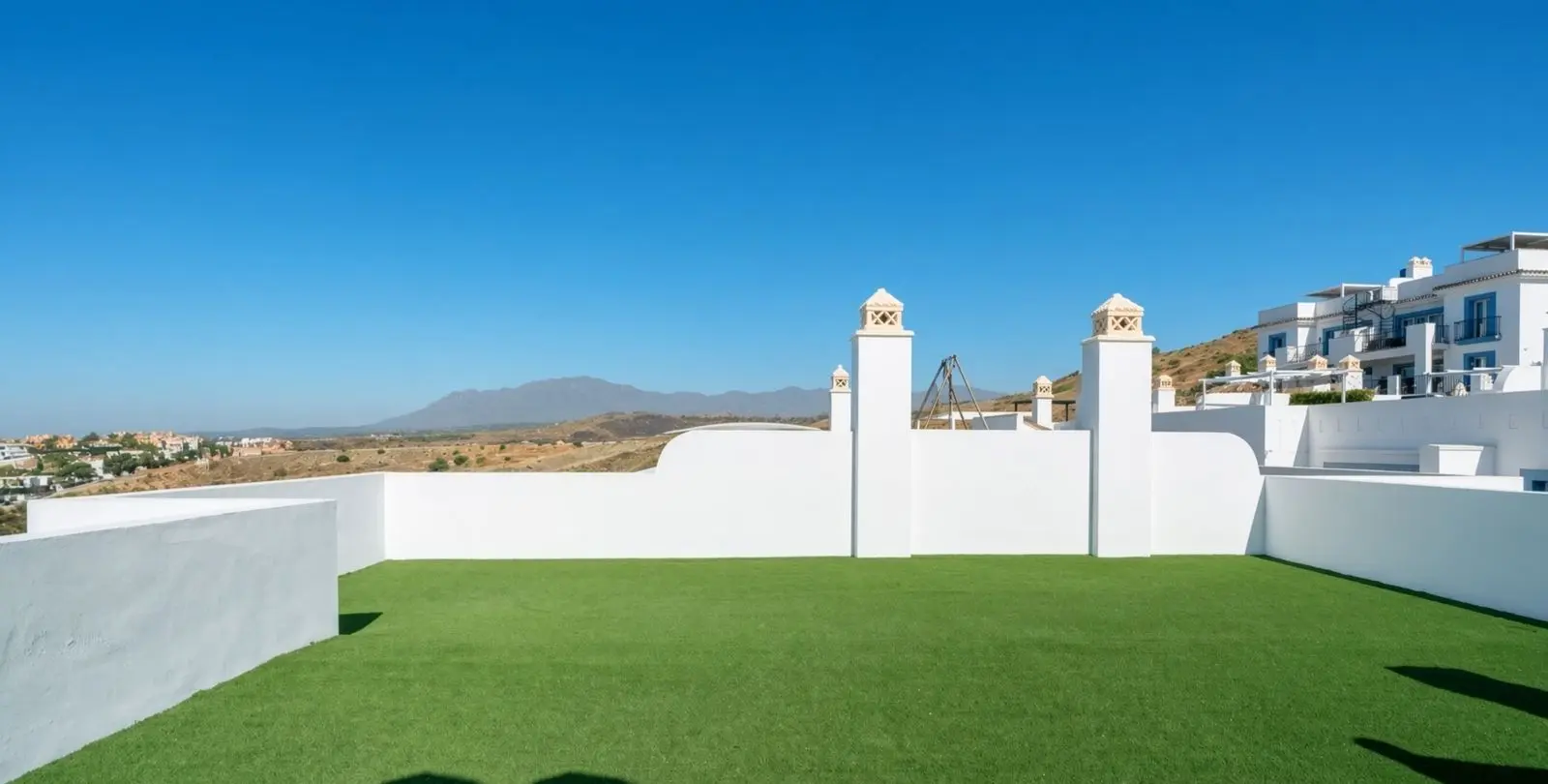 Sale of penthouse in El Paraiso 12