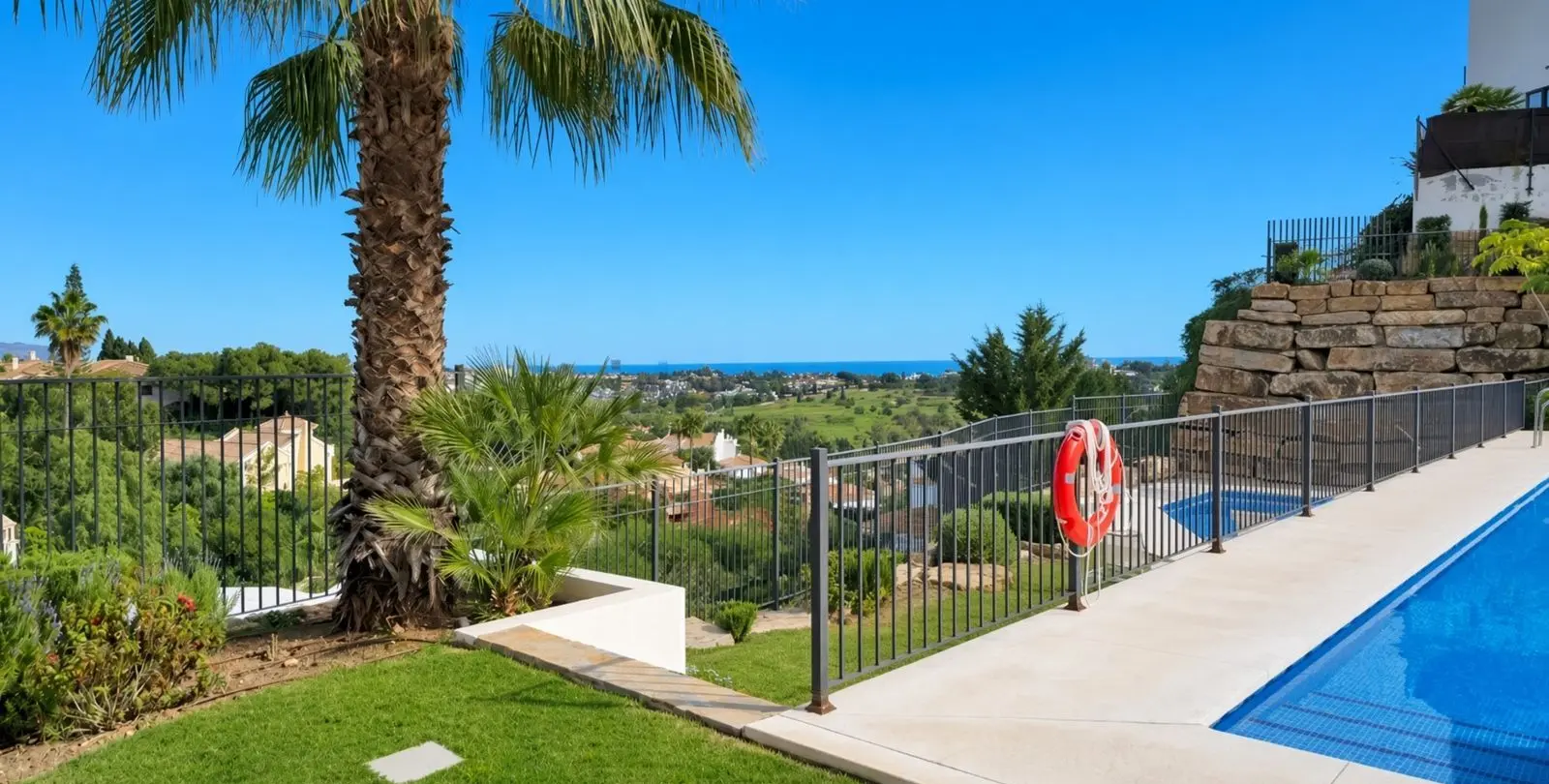 Sale of penthouse in El Paraiso 32