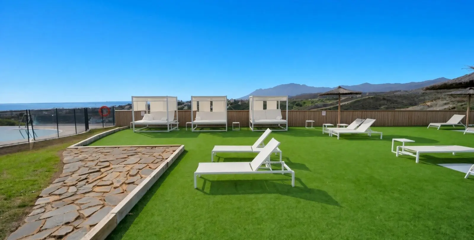 Sale of penthouse in El Paraiso 33