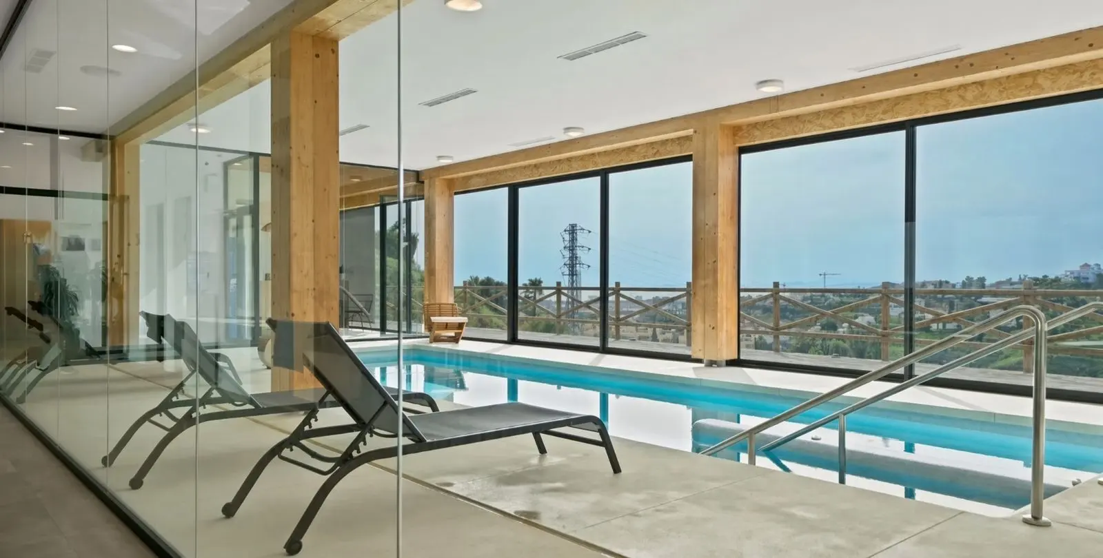 Sale of penthouse in El Paraiso 35