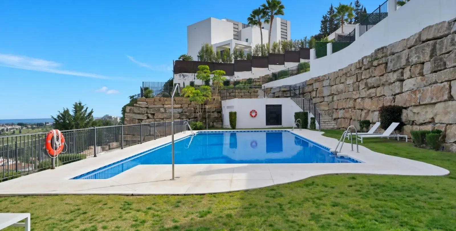 Sale of penthouse in El Paraiso 38