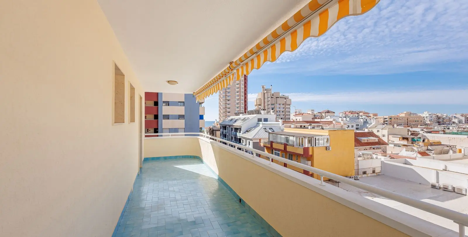 Venta de apartamento en planta media en Fuengirola 1
