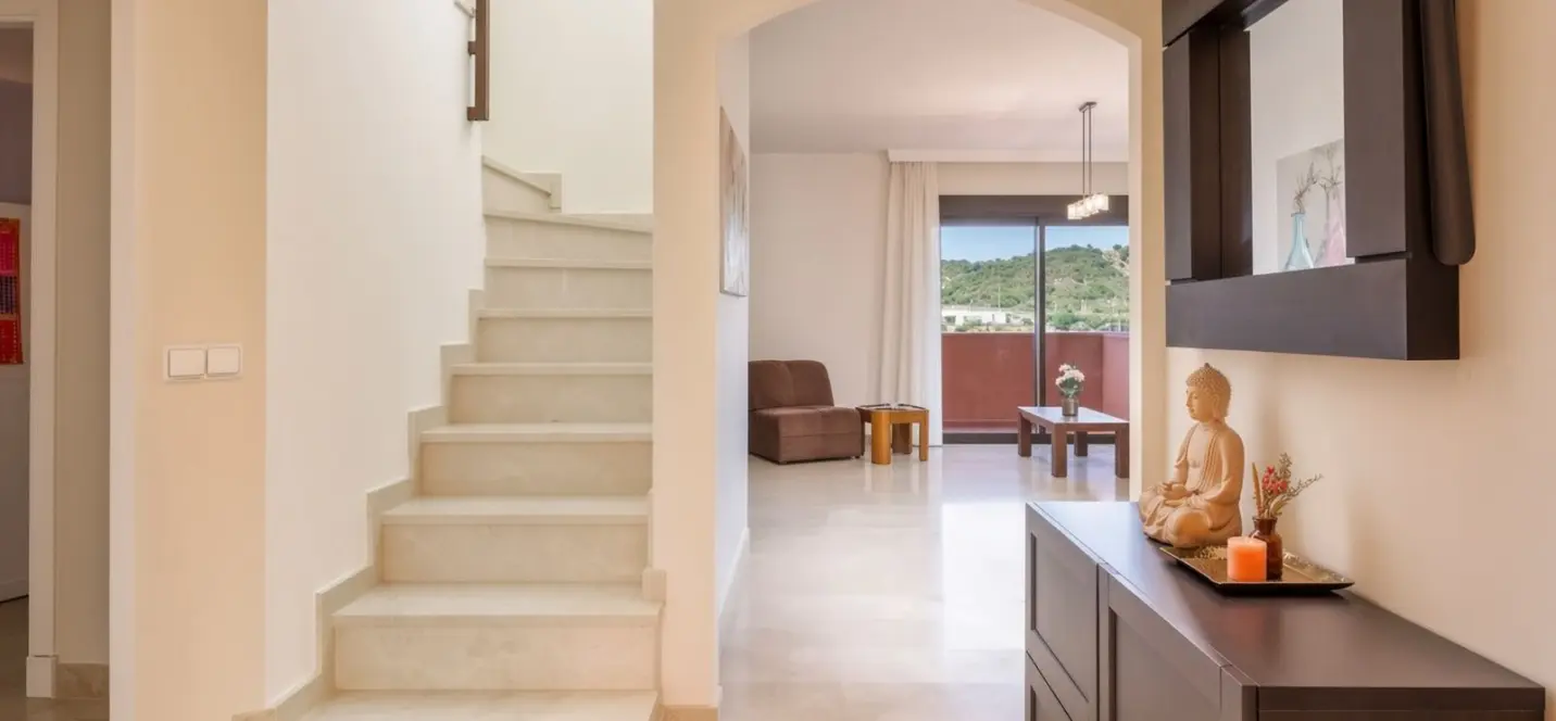 Продажа двухуровневого пентхауса в Estepona 0